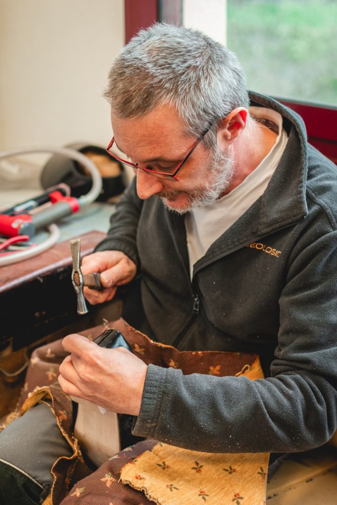 Dans notre atelier cordonnerie à l’ARCH, venez faire réparer vos chaussures, vos harnais, colliers et ceinturons en cuir. Vous retrouverez aussi ici la fabrication de la galoche traditionnelle. Nos artisans façonnent ces chaussures emblématiques du Cantal et du nord-Aveyron avec passion, alliant savoir-faire artisanal et matériaux de qualité pour des galoches authentiques et durables.